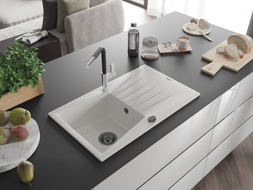 Mexen Cesar granite sink 1-bowl with drainer and Flora kitchen faucet, white - 6514-20-670401-07-B