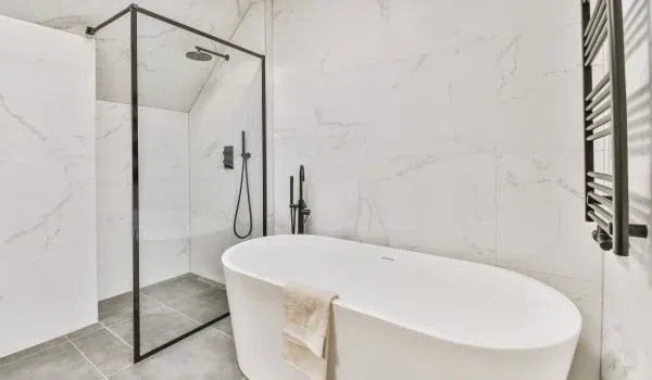 Płytki 60×60 cm - jak układać poprawnie i jaką szerokość fugi wybrać do gresu 60×60 cm